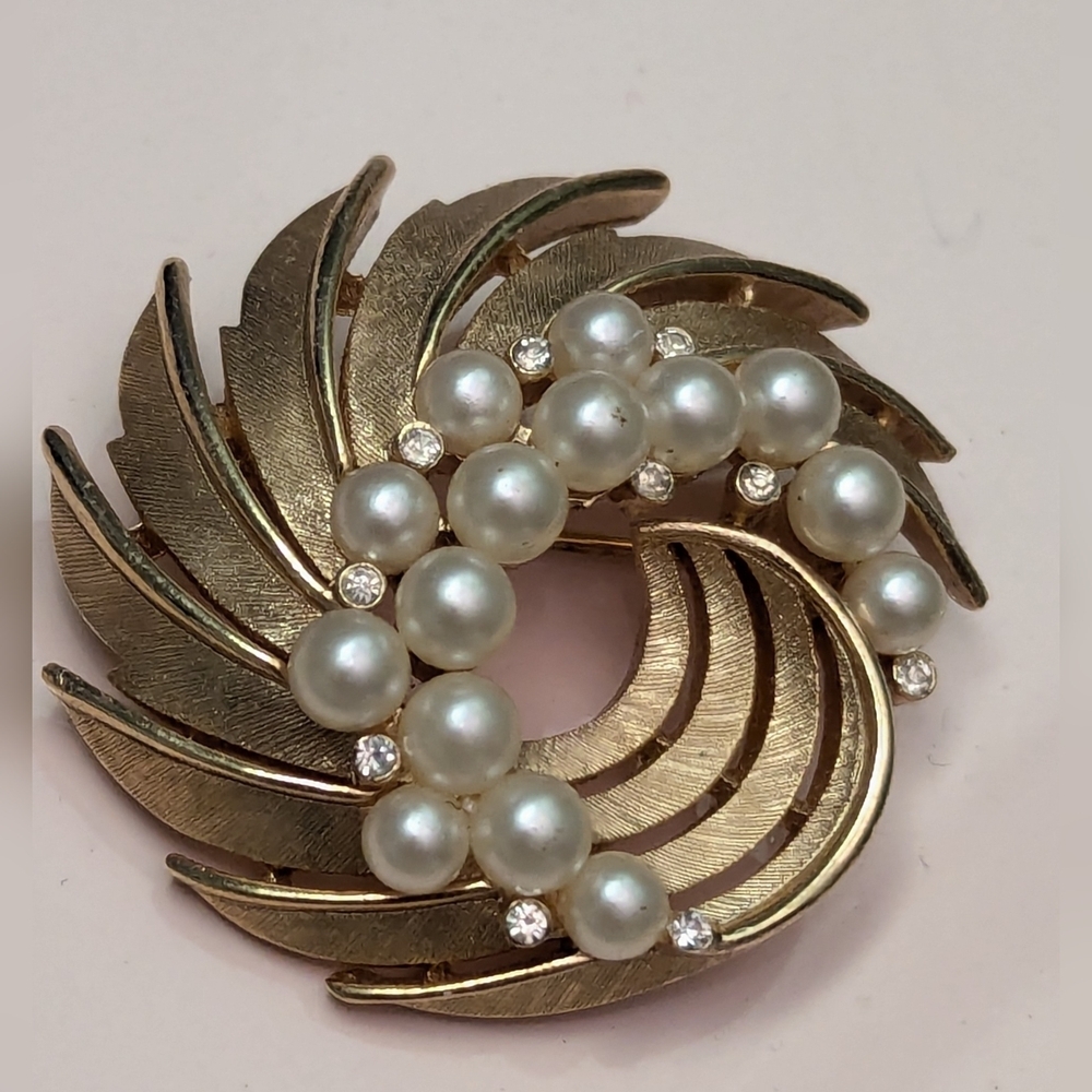 Crown Trifari brooch pin Elegant Gold Pearl circle spray atomic vintage